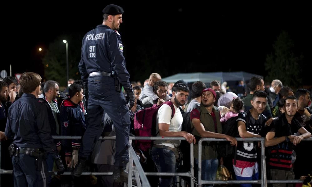 Η Αυστρία "οχυρώνει" τα σύνορα της - Αναπτύσσονται 2.500 στρατιώτες - ΥΠΑΜ: “Έχουμε ανοικτή γραμμή με τις ελληνικές δυνάμεις"